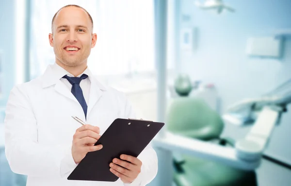 Улыбающийся врач с планшетом — стоковое фото