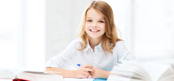 Estudiante chica estudiando en la escuela —  Fotos de Stock