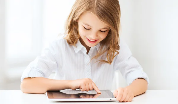 Meisje met de tablet pc op school — Stockfoto