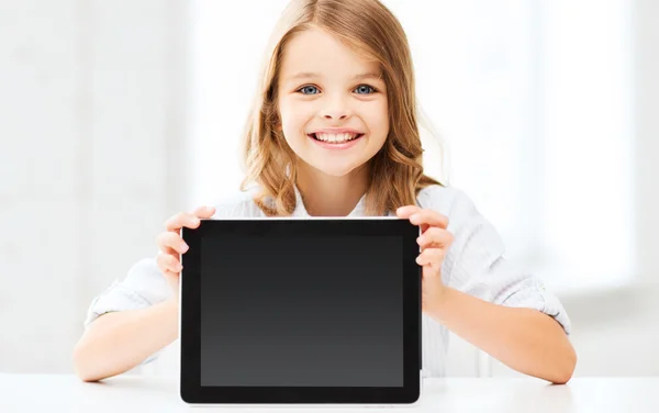 Meisje met de tablet pc op school — Stockfoto