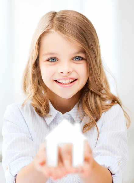 Menina segurando casa de papel branco — Fotografia de Stock