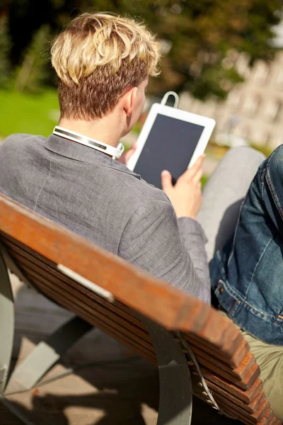 Młody człowiek komputer tablet pc w parku lub kampusu — Zdjęcie stockowe