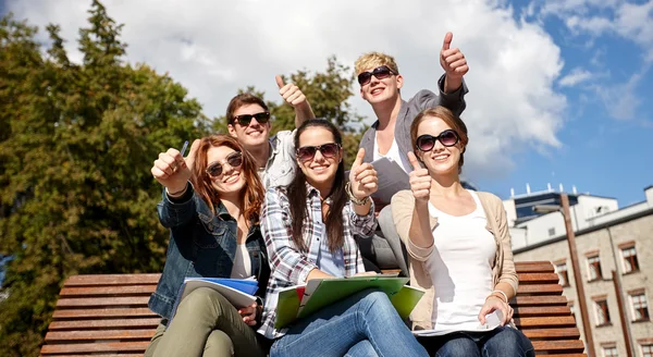 Skupina studentů nebo teenageři ukazuje palec — Stock fotografie