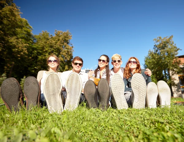 Nahaufnahme von Studenten oder Teenagern beim Herumhängen — Stockfoto