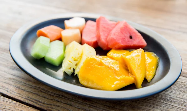 Prato de frutas suculentas frescas no restaurante asiático — Fotografia de Stock