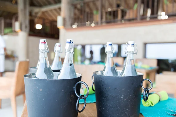 Wasserflaschen in Eiskübel im Hotelrestaurant — Stockfoto