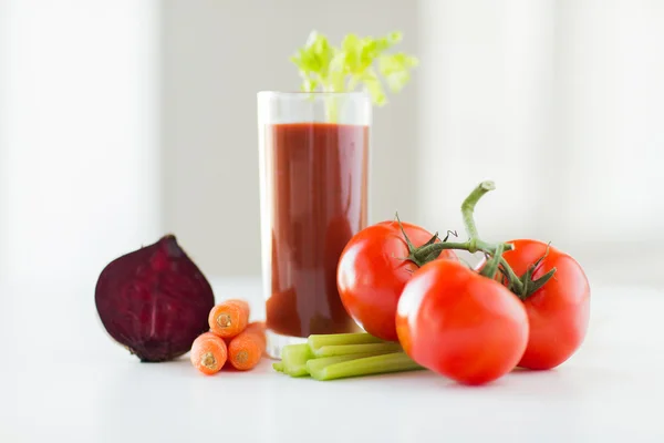 Primo piano di succo fresco e verdure su tavolo — Foto Stock