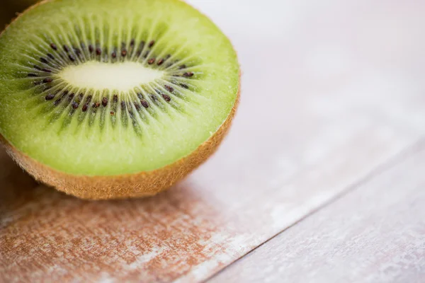 Close up of ripe kiwi slice on table — Stock Photo, Image