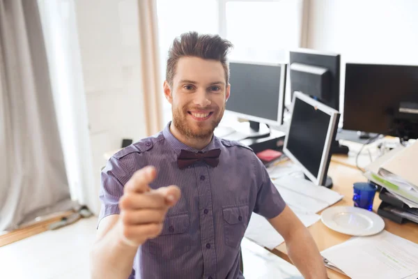 Glücklicher männlicher Büroangestellter, der mit dem Finger auf dich zeigt — Stockfoto