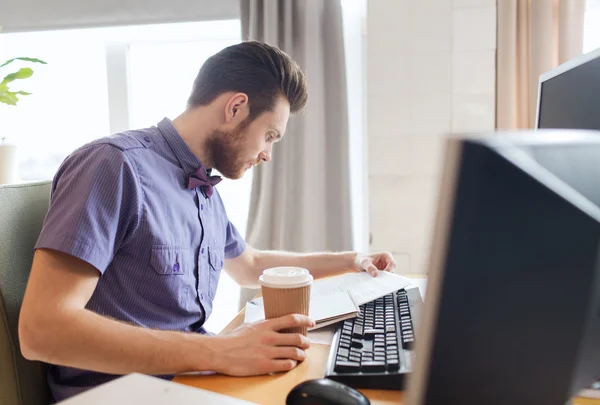 Trabalhador masculino criativo beber café e leitura — Fotografia de Stock