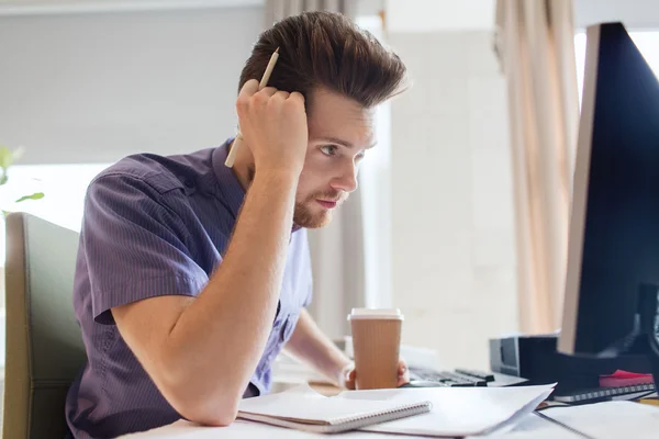 Oficinista masculino creativo con pensamiento café — Foto de Stock