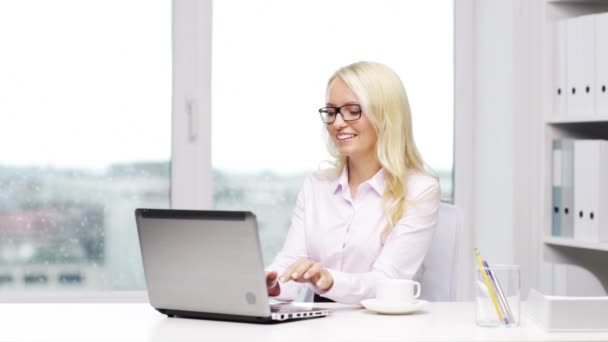 Mulher sorridente secretária ou estudante com laptop — Vídeo de Stock