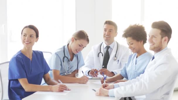 Groupe de médecins réunis au séminaire à l'hôpital — Video