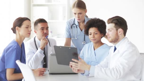 Groep van artsen met Klembord praten op kliniek — Stockvideo