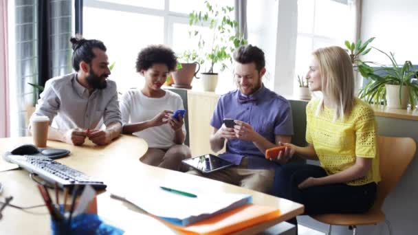 Equipo de negocios con teléfonos inteligentes y tableta PC — Vídeos de Stock