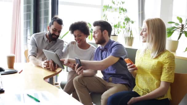 Equipo de negocios con teléfonos inteligentes y tableta PC — Vídeos de Stock