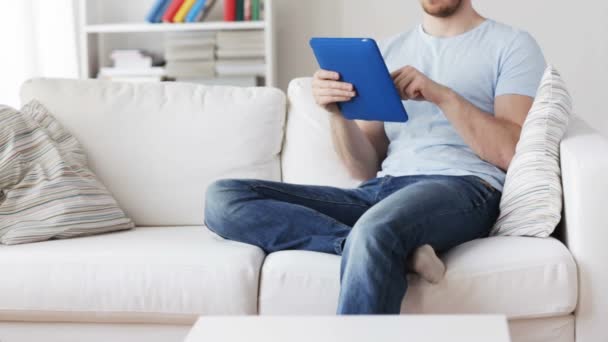 Bliska człowieka z komputerem typu tablet pc w domu — Wideo stockowe