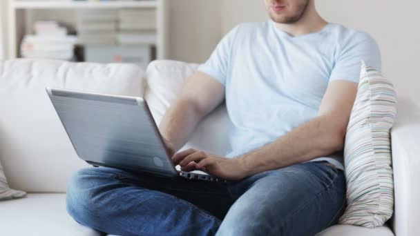 Närbild på mannen att skriva på laptop hemma — Stockvideo