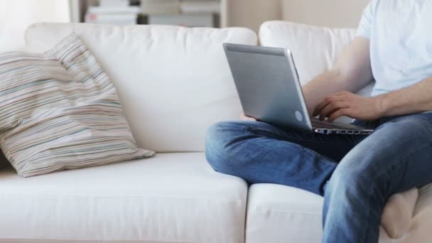 Närbild på mannen att skriva på laptop hemma — Stockvideo