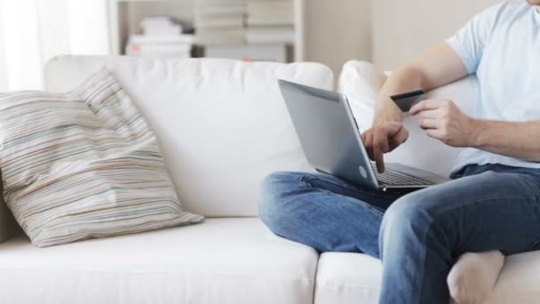 Primer plano del hombre con ordenador portátil y tarjeta de crédito — Vídeos de Stock