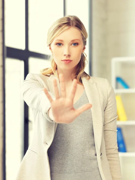 Giovane donna che fa gesto stop — Foto Stock