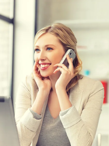 Zakenvrouw met mobiele telefoon — Stockfoto