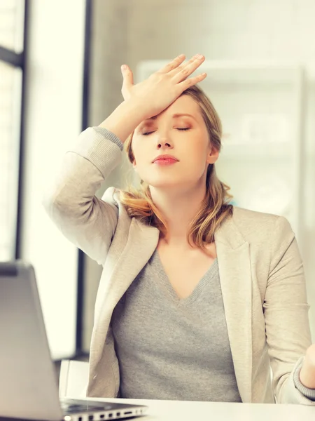 Mulher estressada com computador portátil — Fotografia de Stock