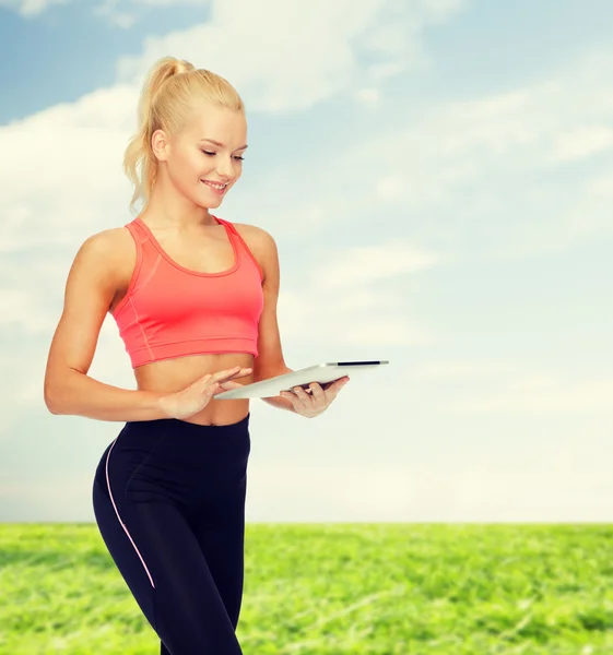 Mujer deportiva sonriente con la computadora de la tableta PC — Foto de Stock