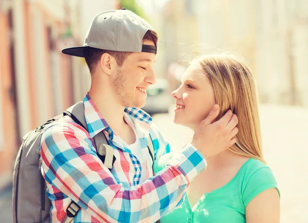 Lächelndes Paar mit Rucksack in der Stadt — Stockfoto