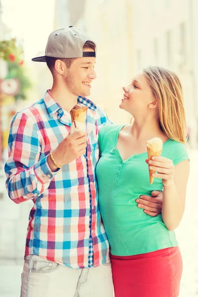 Usmívající se pár se zmrzlinou v městě — Stock fotografie