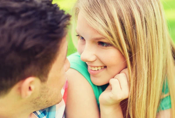 Pareja sonriente mirándose en el parque — Foto de Stock