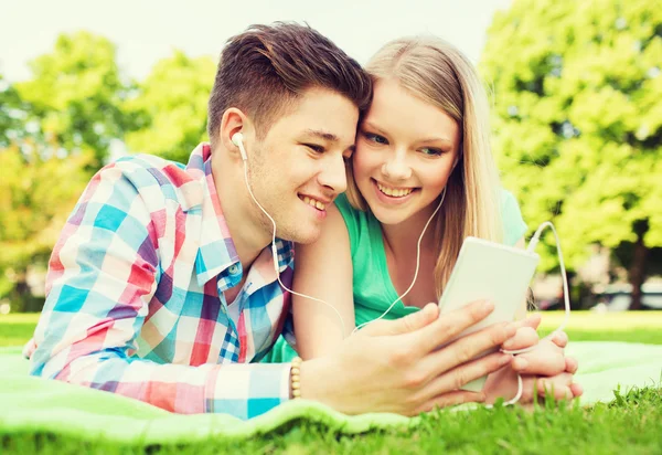 Pareja sonriente en parque — Foto de Stock