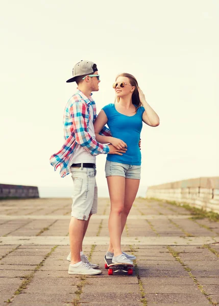 Coppia sorridente con skateboard all'aperto — Foto Stock