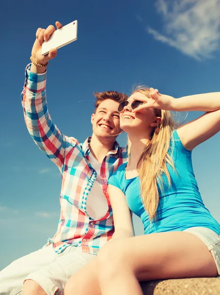 Sorrindo casal se divertindo ao ar livre — Fotografia de Stock