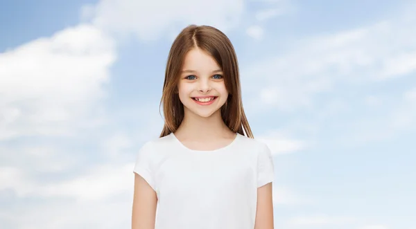 Lächelndes kleines Mädchen in weißem Blanko-T-Shirt — Stockfoto