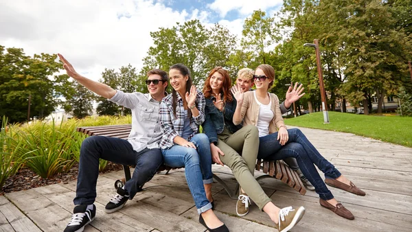 Grupo de estudiantes o adolescentes pasando el rato —  Fotos de Stock