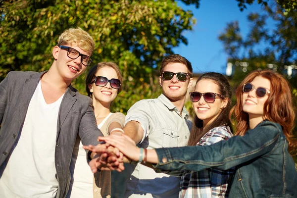 Grupp av elever eller tonåringar med händerna på toppen — Stockfoto