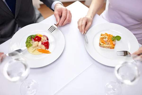 Close up of couple eating appetizers at restaurant — Stock Photo, Image