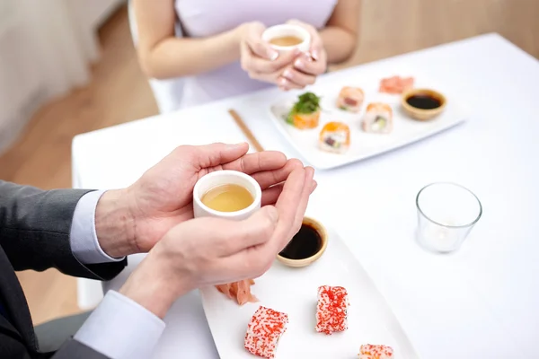 Close up of couple drinking tea at restaurant — Stock Photo, Image