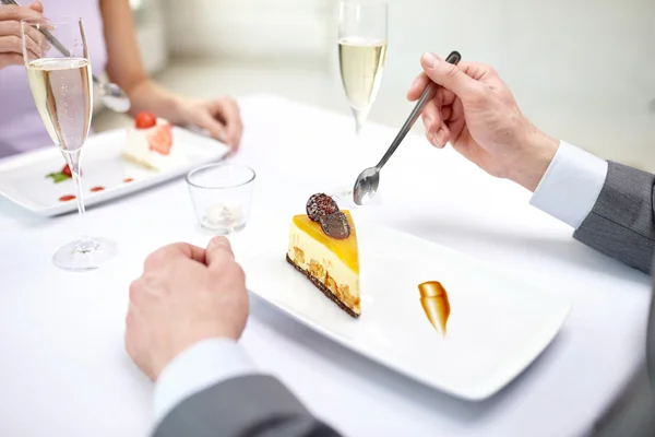 Primer plano de pareja comiendo postre en el restaurante — Foto de Stock