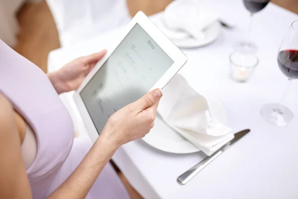 Primo piano di donna con tablet pc al ristorante — Foto Stock