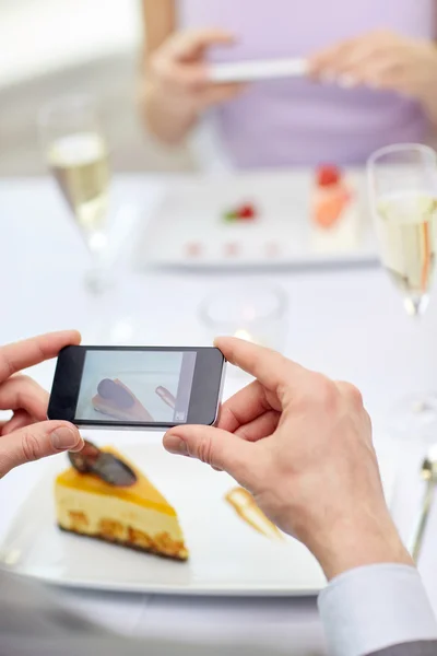 Close up de casal com smartphones no restaurante — Fotografia de Stock