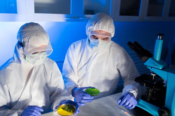 Close up of scientists with test samples in lab — Stock Photo, Image