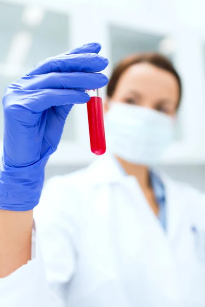 Primer plano del científico que sostiene el tubo de ensayo en el laboratorio —  Fotos de Stock