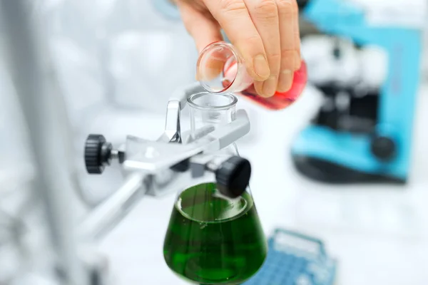 Primer plano de los tubos de ensayo de llenado científico en el laboratorio —  Fotos de Stock