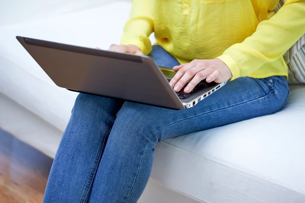 Close up de mulher com computador portátil em casa — Fotografia de Stock