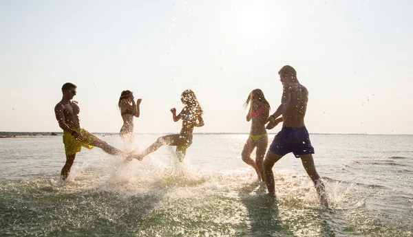 Amigos felices divirtiéndose en la playa de verano —  Fotos de Stock