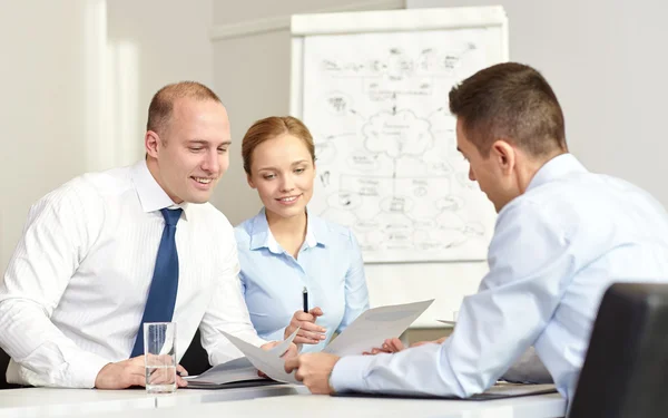 Mensen uit het bedrijfsleven met papieren bijeenkomst in office — Stockfoto