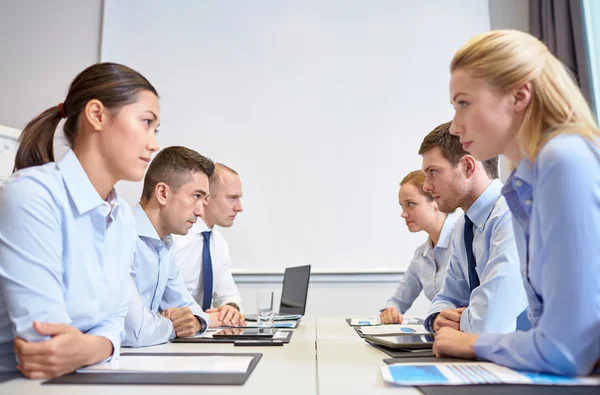 Lächelnde Geschäftsleute, die Konflikte im Amt haben — Stockfoto