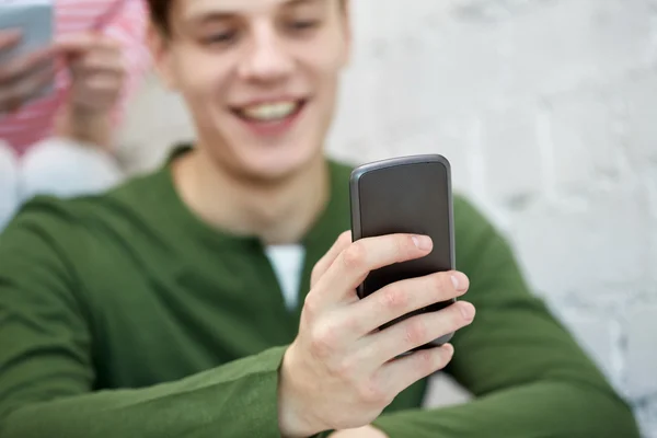 Primo piano del giovane con smartphone — Foto Stock